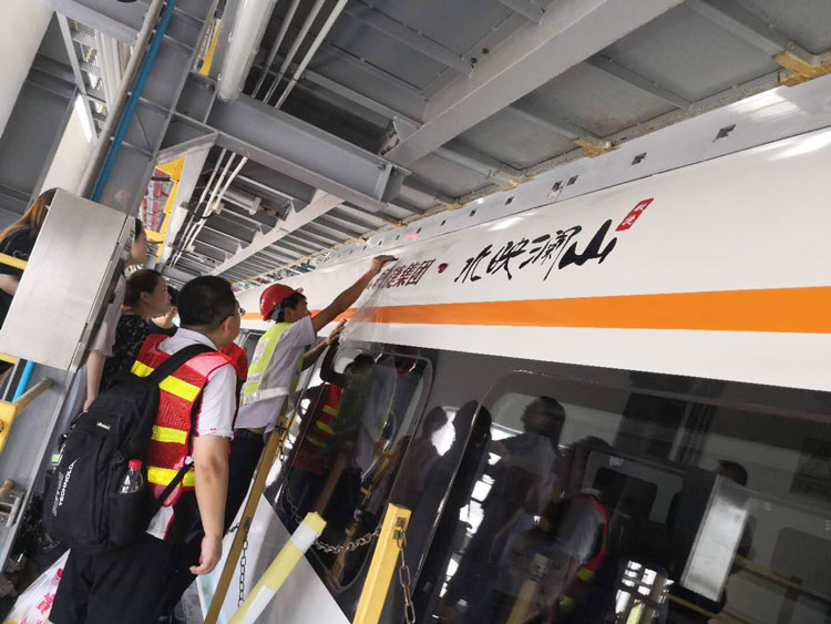 高鐵廣告 高鐵車廂外敏捷集團(tuán)噴繪廣告案例 高鐵廣告 高鐵車廂外敏捷集團(tuán)噴繪廣告案例