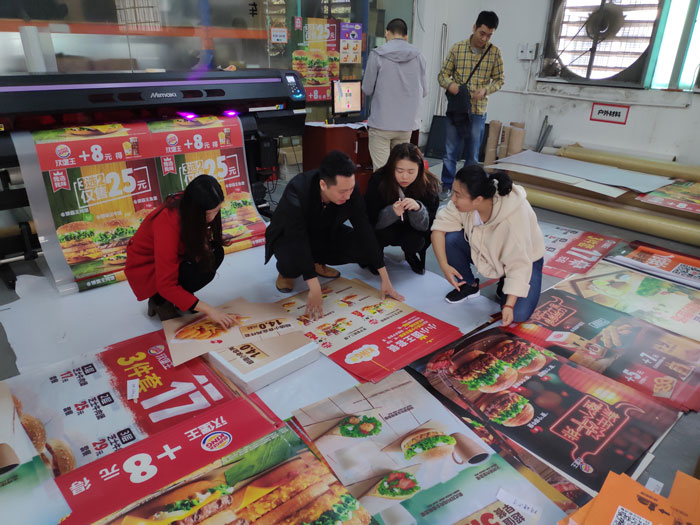 華潤置地領(lǐng)導(dǎo)蒞臨我司考察噴繪廣告制作 華潤置地領(lǐng)導(dǎo)蒞臨我司考察噴繪廣告制作